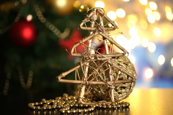 Kerstmis samenstelling op tafel op lichte achtergrond — Stockfoto