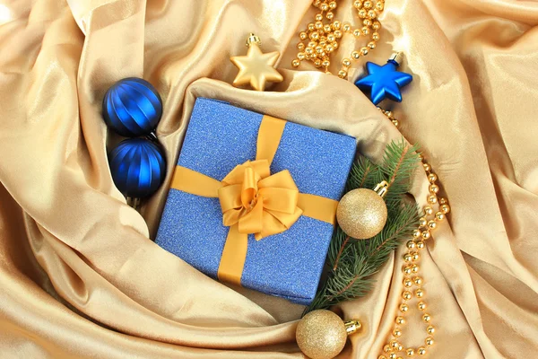 Schöne helle Geschenk- und Weihnachtsdekoration, auf Seidenstoff — Stockfoto