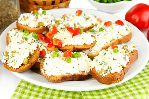 Sandwiches mit Quark und Gemüse auf Teller isoliert auf weiß — Stockfoto