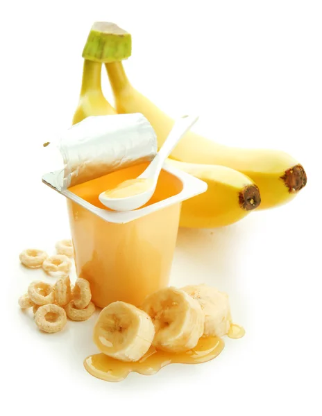 खुल्या प्लास्टिक कप आणि केळीमध्ये स्वादिष्ट मिठाई, पांढरा वर वेगळे — स्टॉक फोटो, इमेज