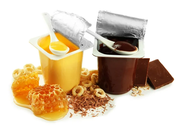 Heerlijke desserts in open plastic bekers en honing kammen, geïsoleerd op wit — Stockfoto