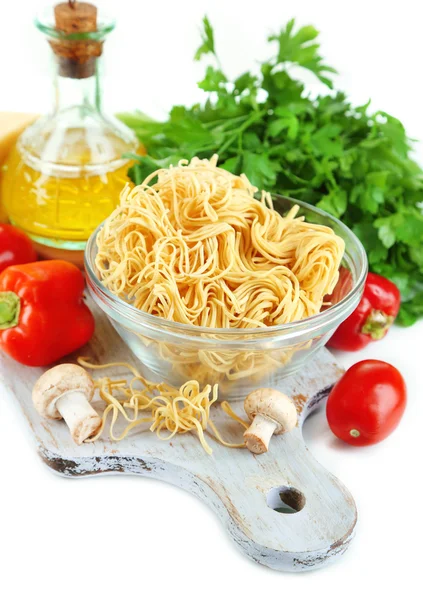 Pasta con aceite, queso y verduras aisladas sobre blanco —  Fotos de Stock