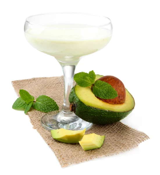 Frischer Avocado-Smoothie isoliert auf weiß — Stockfoto