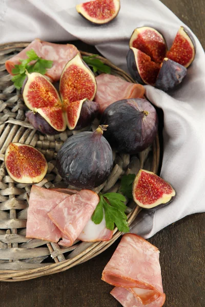 Figos saborosos com presunto na mesa de madeira cinza — Fotografia de Stock