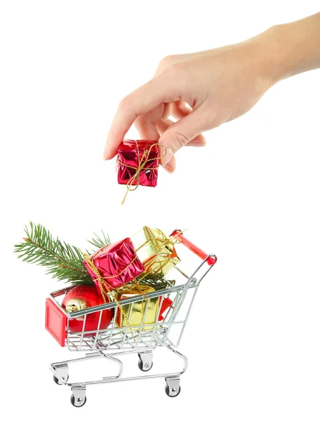 Hand und Weihnachtsgeschenke im Einkaufswagen, isoliert auf weiß — Stockfoto