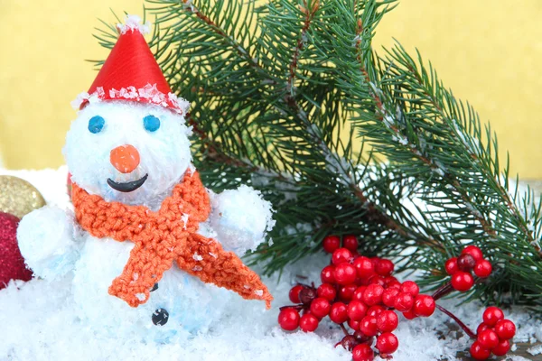 Hermoso muñeco de nieve y decoración de Navidad, sobre fondo dorado — Foto de Stock