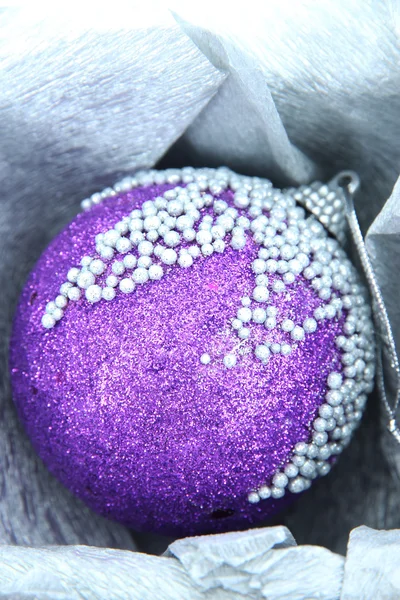 Bola de Natal embalada bonita, close-up — Fotografia de Stock