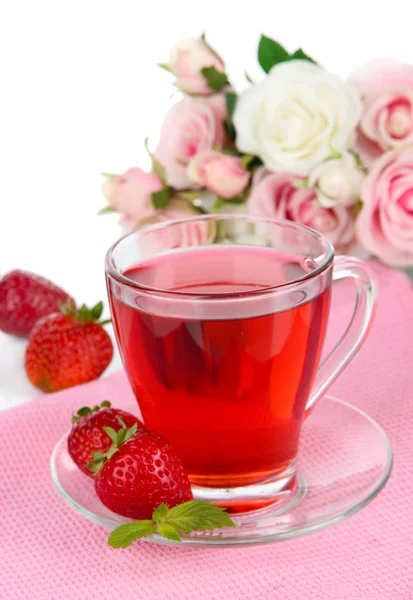 Delicioso té de fresa en la mesa sobre fondo blanco —  Fotos de Stock