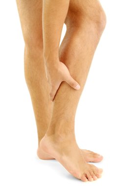 bacak ağrısı, üzerinde beyaz izole genç adamla