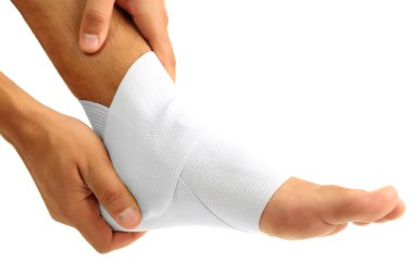 bacak üzerinde beyaz izole, elastik bandaj ile genç adam