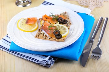 Somon Sandviç plaka üzerinde ahşap masa yakın çekim