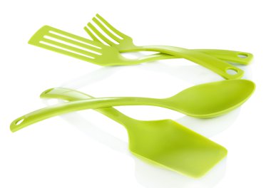 Plastik mutfak eşyaları üzerinde beyaz izole