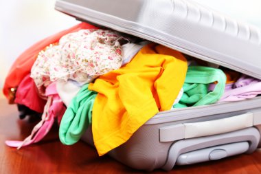 katta düzgünce katlanmış hiçbir şey ile bavul