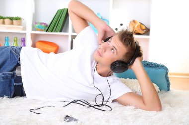 halı üzerinde rahatlatıcı ve müzik genç adam
