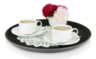 Kahve üzerine beyaz izole tepsi