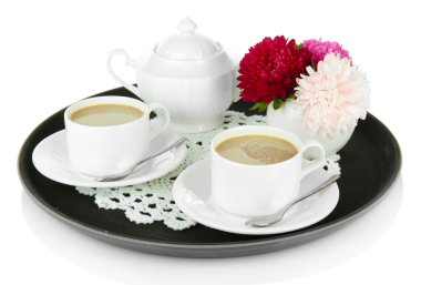 Kahve üzerine beyaz izole tepsi