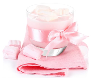 Marshmallow, üzerinde beyaz izole lezzetli yoğurt