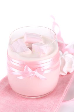 Marshmallow, üzerinde beyaz izole lezzetli yoğurt