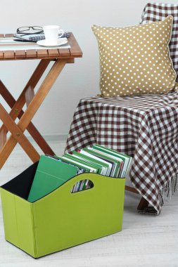 dergi ve klasörleri odasındaki masada yeşil kutunun içinde