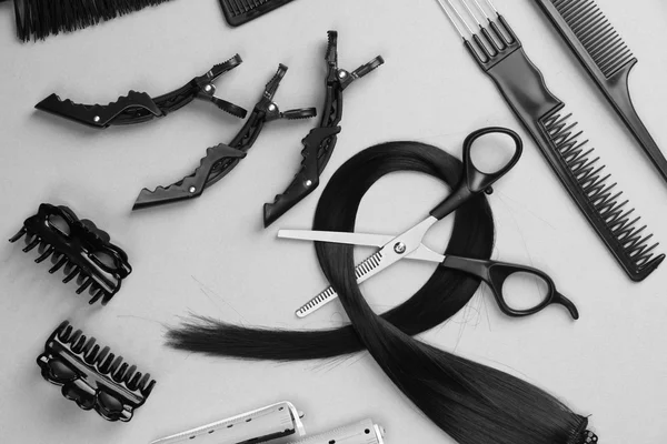 Ferramentas de cabeleireiro profissional no fundo cinza — Fotografia de Stock