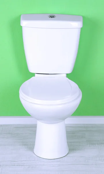 Tigela de banheiro branco em um banheiro — Fotografia de Stock