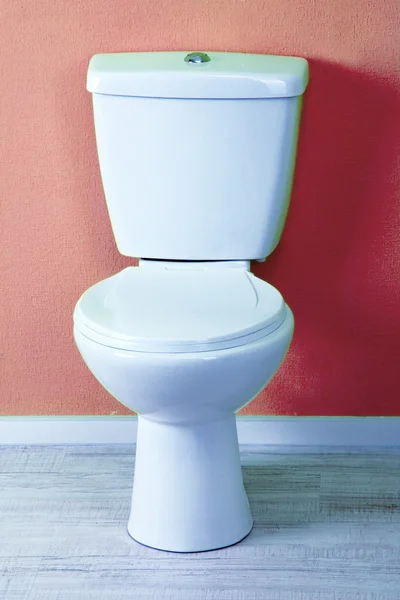 Weiße Toilettenschüssel im Badezimmer — Stockfoto