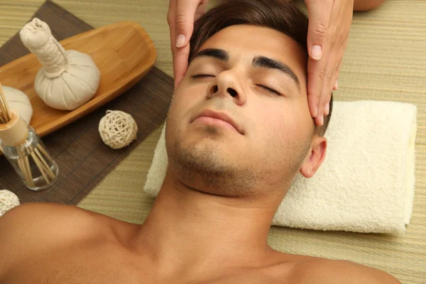 Man har huvud massage på nära håll — Stockfoto