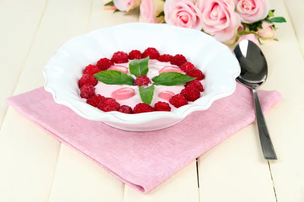 Sopa de creme doce com framboesa fresca e queijo azedo, em fundo claro — Fotografia de Stock