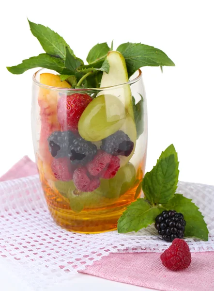 Fruitsalade in glas, geïsoleerd op wit — Stockfoto