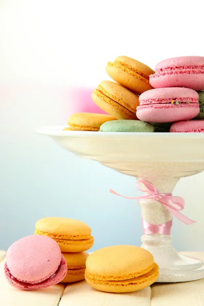 Macaron delicati in vaso su tavolo su fondo chiaro — Foto Stock