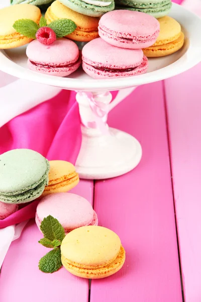 Macaroons suaves em vaso na mesa close-up — Fotografia de Stock