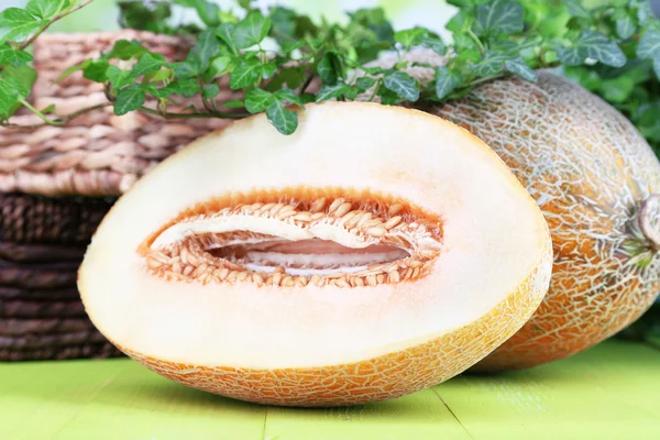 Rijpe meloenen op houten tafel close-up — Stockfoto