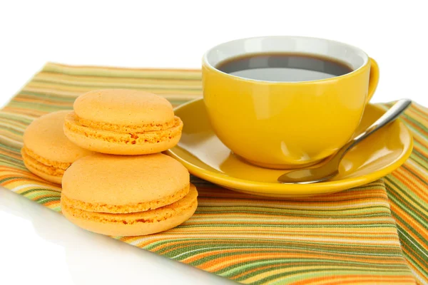 Kahve ve üzerinde beyaz izole macaroons — Stok fotoğraf