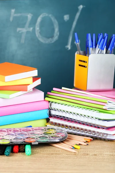 Material de oficina en la mesa en el fondo de la junta escolar — Foto de Stock