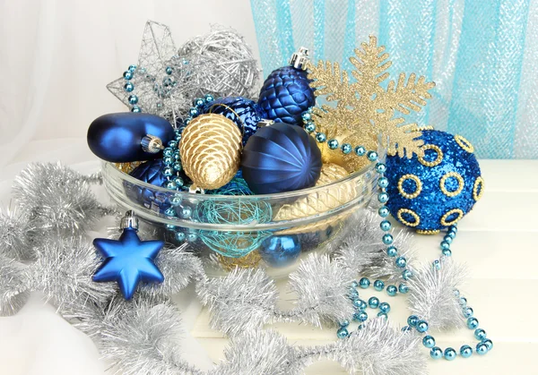 Dekoracje świąteczne w szklanym wazonie na tle tkaniny — Zdjęcie stockowe