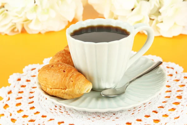 Heerlijke croissants en kopje koffie op tabel close-up — Stockfoto