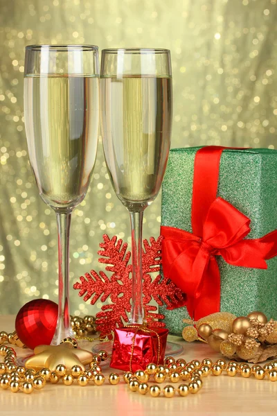 Glasses of champagne with gift box on shiny background — Stock Photo, Image