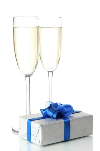 Copas de champán con caja de regalo aislada en blanco — Foto de Stock