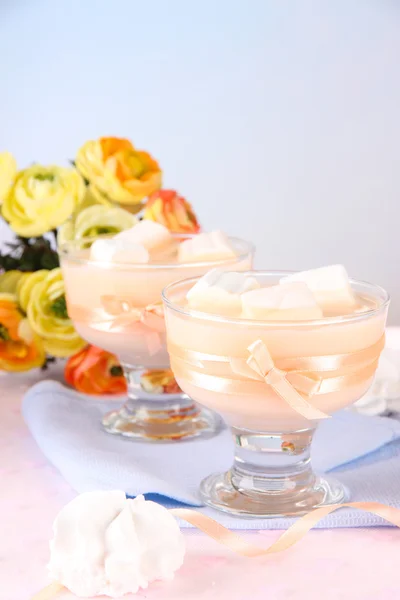 Sabroso yogur con malvaviscos, de cerca — Foto de Stock