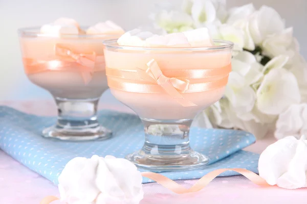 Leckerer Joghurt mit Marshmallows, aus nächster Nähe — Stockfoto