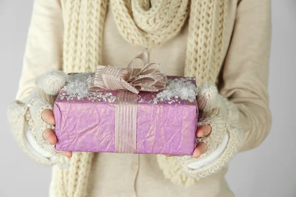 Mãos femininas com caixa de presente, close-up — Fotografia de Stock