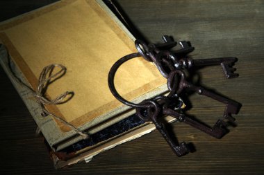 antika anahtarları ve koyu arka plan üzerinde kitap