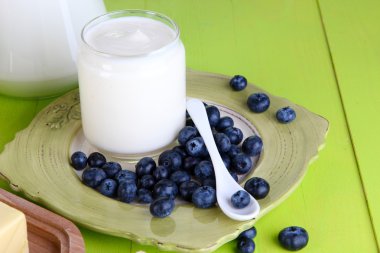 doğal zemin üzerine ahşap masa üzerinde yaban mersini taze yoğurt