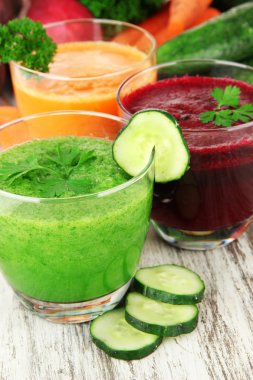 Tablo yakın çekim üzerinde taze sebze suları