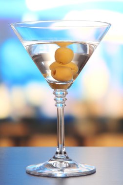 tabloda yeşil zeytinli martini çubuk