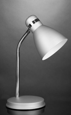 gri arka plan üzerinde masa lambası