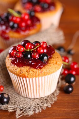 ahşap masa üzerinde meyveleri ile lezzetli muffins