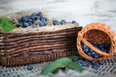 yaban mersini ahşap sepet ve hasır tepsi ahşap zemin üzerinde