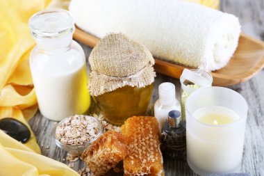 yağlar ve ahşap masa yakın çekim bal bal ve süt spa