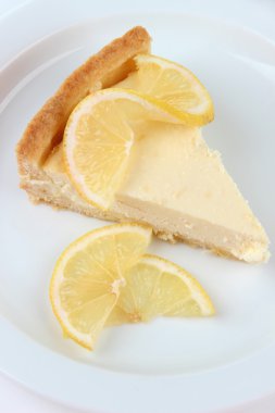 dilim limonlu cheesecake tabakta üzerine beyaz izole